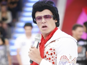 Apresentador imita Elvis Presley no Vai dar namoro